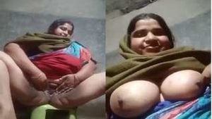 Boudi flaunts her big boobs and pussy in exclusive video