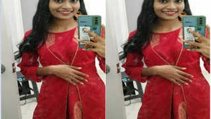 Exclusive video of a hot Indian girl giving a titjob