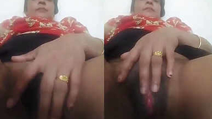 Desi auntie flaunts her sexy vagina in a solo video